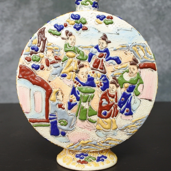 Antique Japanese Moriage Satsuma Figural Moon Flask Vase - Picture 7 of 11